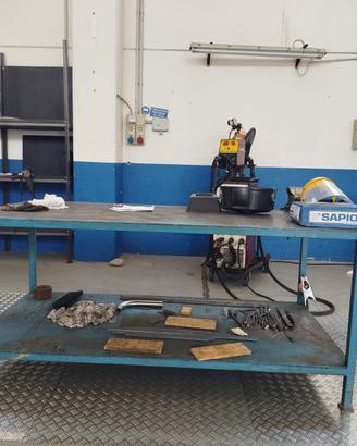Tavolo da lavoro molto robusto e traspallet