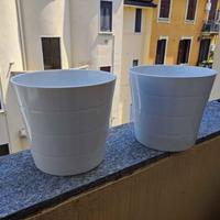 Coppia di vasi in ceramica bianca, diametro 24 cm.