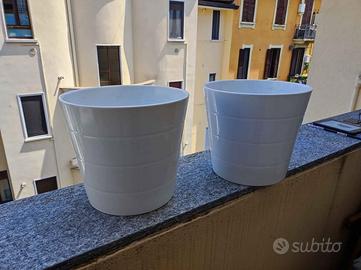 Coppia di vasi in ceramica bianca, diametro 24 cm.