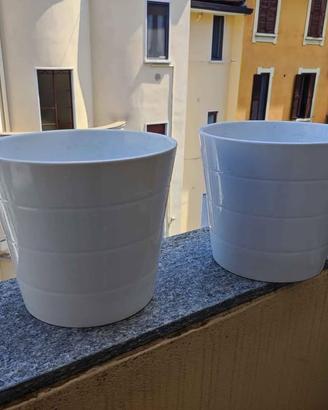 Coppia di vasi in ceramica bianca, diametro 24 cm.