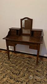 Scrivania in legno con specchio