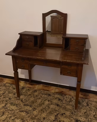 Scrivania in legno con specchio