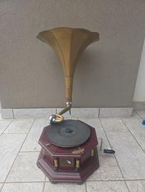 Grammofono antico in legno e ottone 