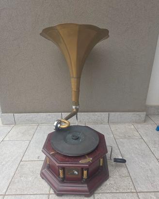 Grammofono antico in legno e ottone 