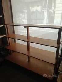 Scaffale in legno con ruote. 