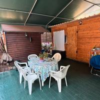 Piazzola con due roulotte con veranda di legno