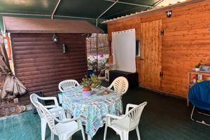 Piazzola con due roulotte con veranda di legno