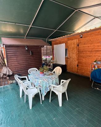 Piazzola con due roulotte con veranda di legno
