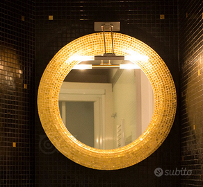 Specchio rotondo dorato da bagno con luce