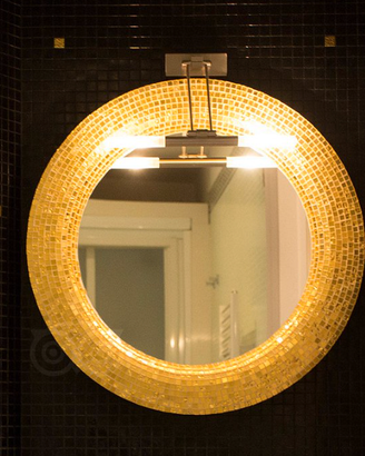 Specchio rotondo dorato da bagno con luce