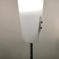 Lampada da tavolo, mensola, comò, comodino