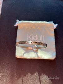 Originale bracciale Kidult in acciaio con frase.