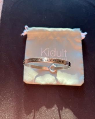 Originale bracciale Kidult in acciaio con frase.