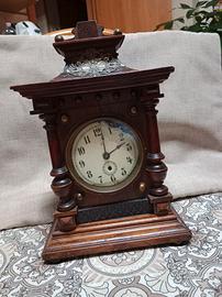 Antico orologio da camino.