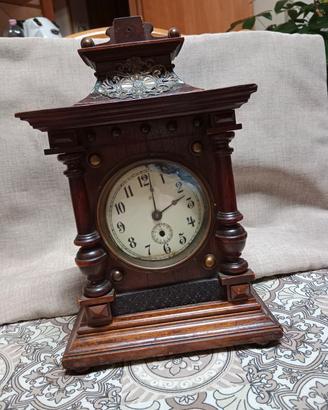 Antico orologio da camino.