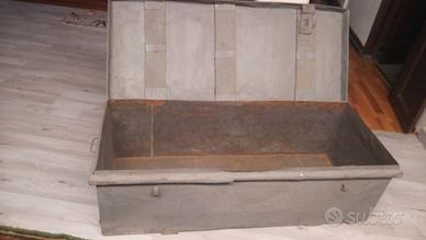 baule antico in latta