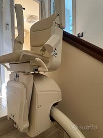 Montascale elettrico curvilineo con seduta