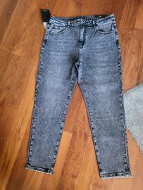 jeans grigio con borchiette
