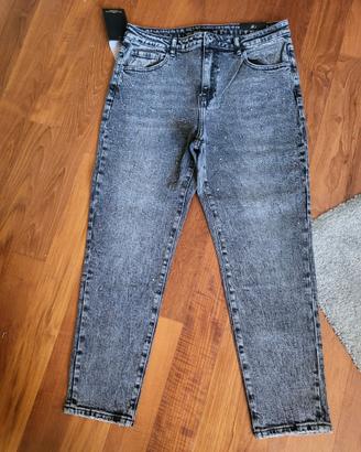 jeans grigio con borchiette