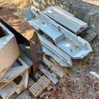 Camino In cemento con rivestimento in marmo. 