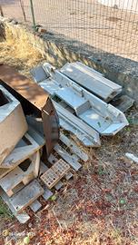 Camino In cemento con rivestimento in marmo. 