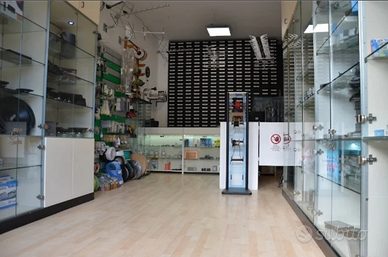 Negozio elettronica arredato con laboratorio