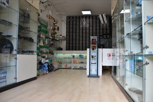 Negozio elettronica arredato con laboratorio