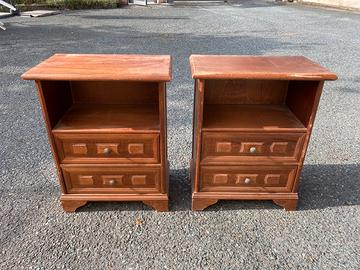 Due comodini in legno