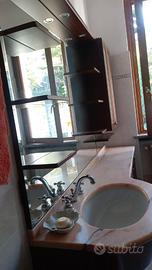 Mobile da bagno in legno con top in marmo+pensili