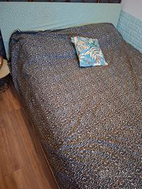 Letto matrimoniale con materasso.