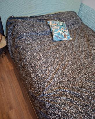 Letto matrimoniale con materasso.