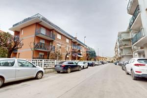 QUADRILOCALE IN ZONA COMODA