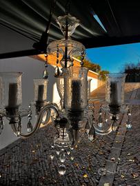 Lampadario di vetro a goccia di cristallo.