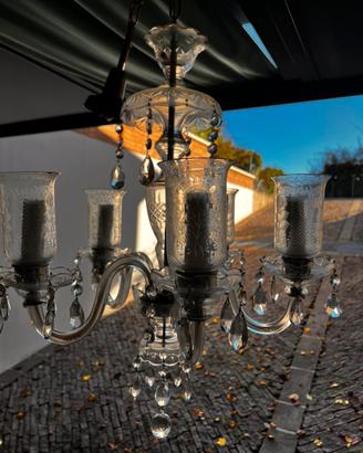 Lampadario di vetro a goccia di cristallo.
