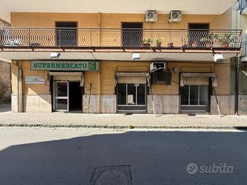 Locale commerciale con 4 serrande cod. lc1088