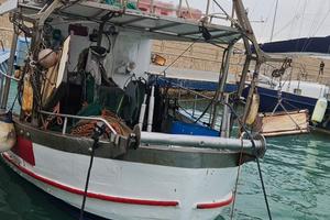 Peschereccio a motore e licenza