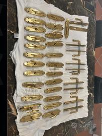 Maniglie ottonate porte e finestre in legno