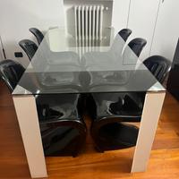 Tavolo in cristallo con gambe in ecopelle bianche