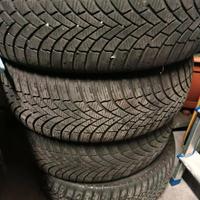 4 gomme Bridgestone invernali 215 /65 /17 usate