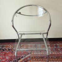 Una sedia in plexiglass