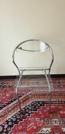 Una sedia in plexiglass