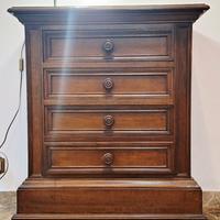 Comodino alto / Settimino in stile classico