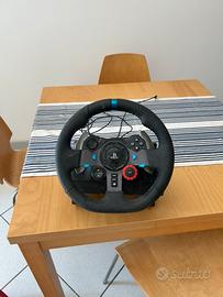 Volante e pedaliera Logitech