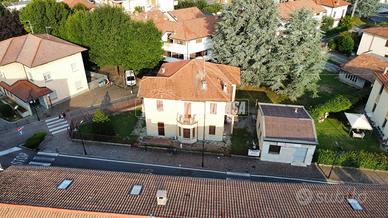 VILLA UNIFAMILIARE DI AMPIA METRATURA LIBERA SU 4