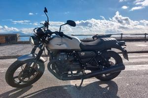 Moto Guzzi V7 Stone 2023 4mila km come nuova