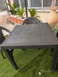 tavolo in plastica nero