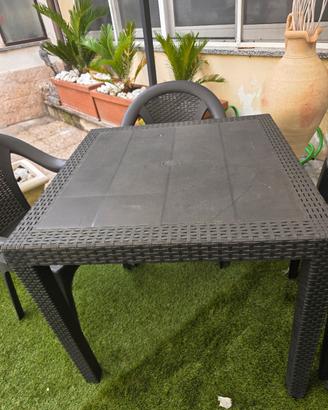 tavolo in plastica nero