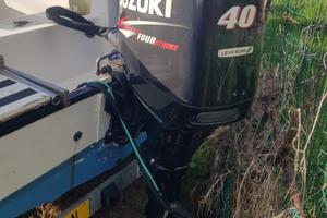 Barca a motore con carrello