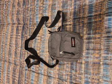 Borsello grigio Eastpak 