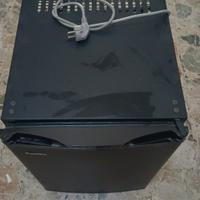 Frigobar nero da 40 litri netti.
